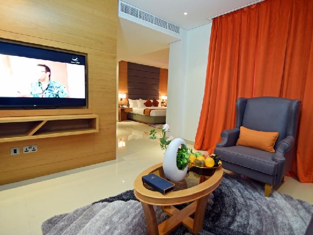 غرفة المعيشة في غرفة النوم في فندق مشعل البحرين الفاخر