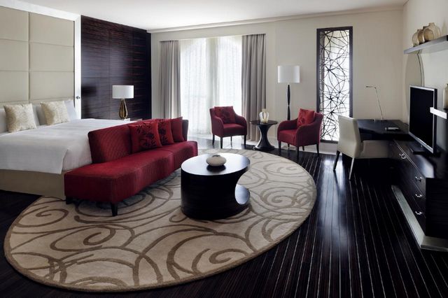 يضم فندق ماريوت الجداف دبي غرف فسيحة وأنيقة ومناسبة للعوائل