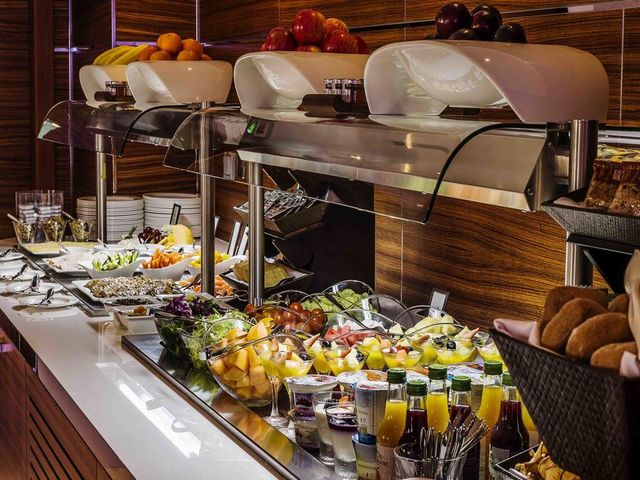 تعتبر تجربة الطعام في فندق هيلتون الممشى دبي مميزة