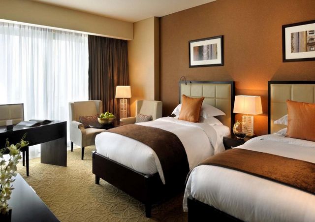 فندق العنوان مرسى دبي من فنادق دبي للاطفال التي تُوّفر مسبح آمن لهم.