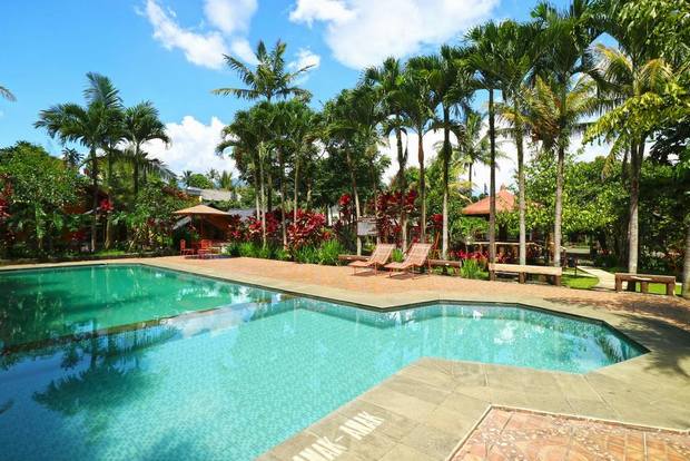 صورة لمسبح لاحد فنادق في بونشاك اندونسيا