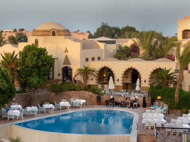 تقرير عن فندق دوار العمدة الجونة