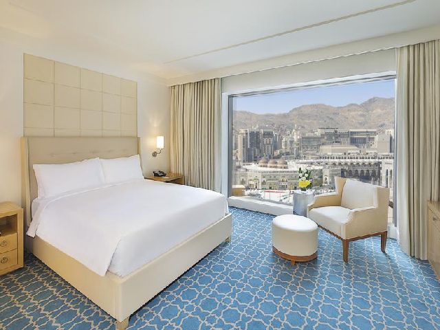 يوفر مكة هيلتون للمؤتمرات إطلالات رائعة على الكعبة وهو واحد من قائمة ارخص فندق مطل على الكعبة