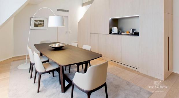 يُرفّر فندق فندق كاليفورنيا شانزليزيه منطقة تناول طعام مع مرافق الشاي والقهوة