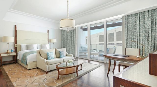 والدورف أستوريا دبى بالم جميرا من احلى فندق في دبي للعرسان من حيث الإطلالة