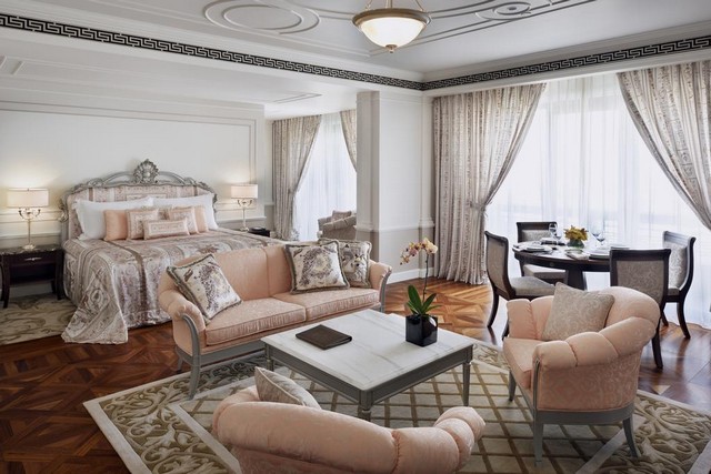 تتميز غرف فندق فيرساتشي دبي بالأناقة والفخامة، فهو من أجمل فنادق دبي خمس نجوم