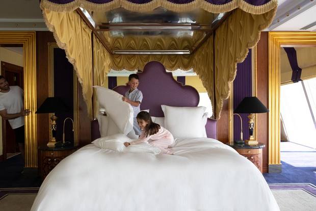 من أغلى وأفخم فنادق دبي يقدم إقامة رائعة وخدمة مميزة.