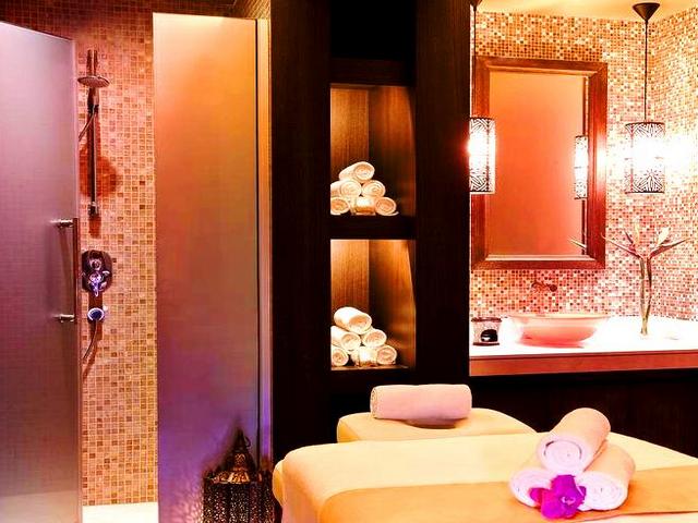 الإقامة في فندق رومانسي في دبي كتحقيق الحلم، لما يوفره الفندق من خدماتٍ للاحتفال بمناسبة العرسان السعيدة
