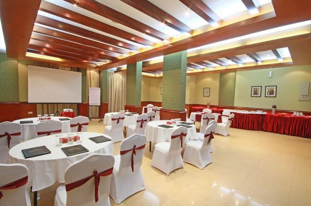 تقرير عن فندق السفير مسقط