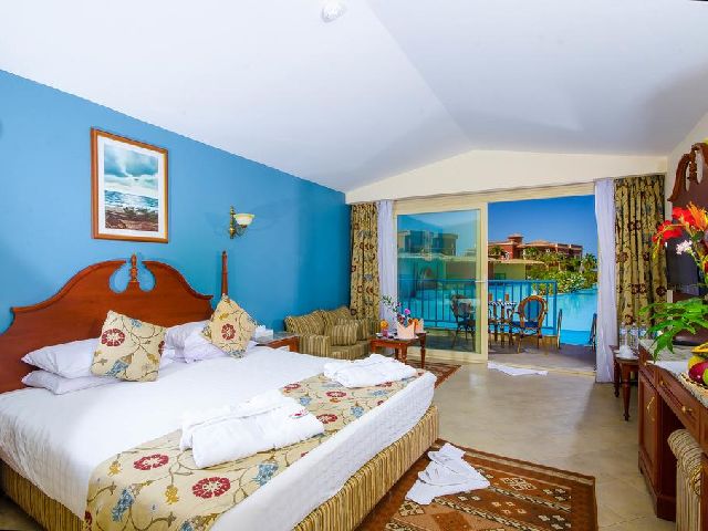 يُطل فندق تيتانيك بيتش الغردقة على البحر الأحمر من بين فنادق الغردقة اكوا بارك