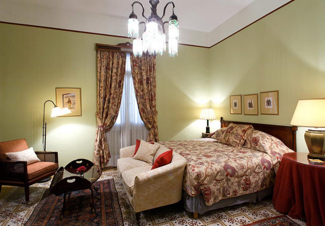 غُرف هادئة ومُريحة مفروشة بأناقة في افضل فنادق في لبنان