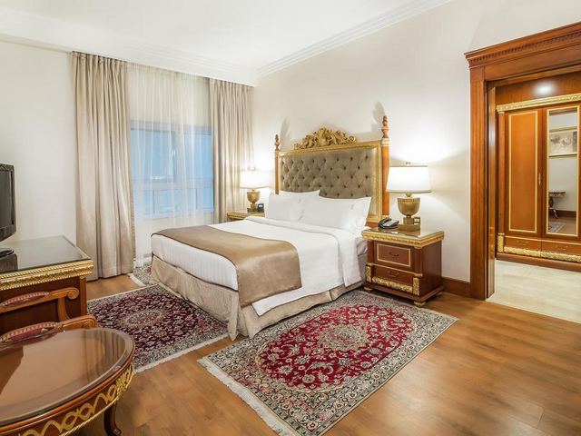 تقرير عن فندق هوليدي ان بر دبي