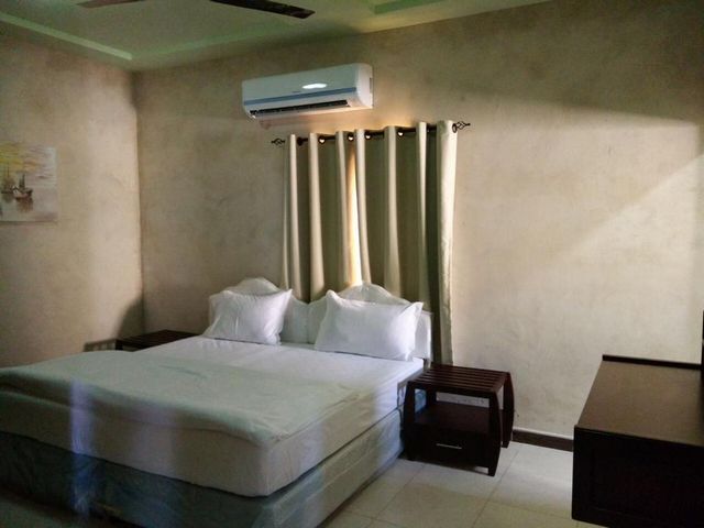 منتجع شاطئ الأشخرة 