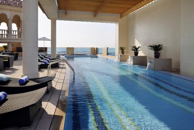 يُقدّم فندق ماريوت الجداف دبي مسابح داخلية وخارجية
