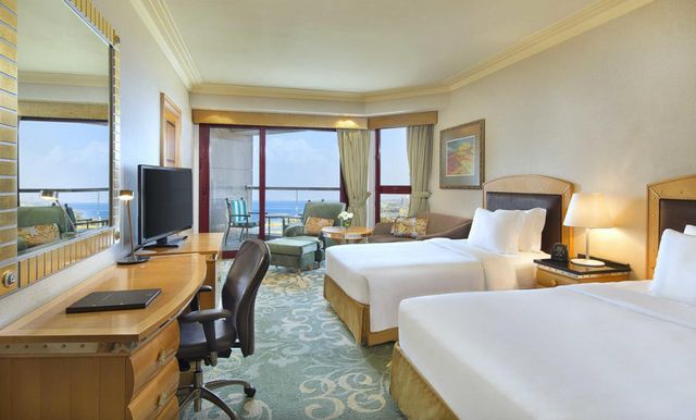 قد تُناسبك الإقامة في فنادق جدة إن كنت تبحث عن فندق يمنحك إطلالة خلابة وخدمات راقية وأسعار مُناسبة