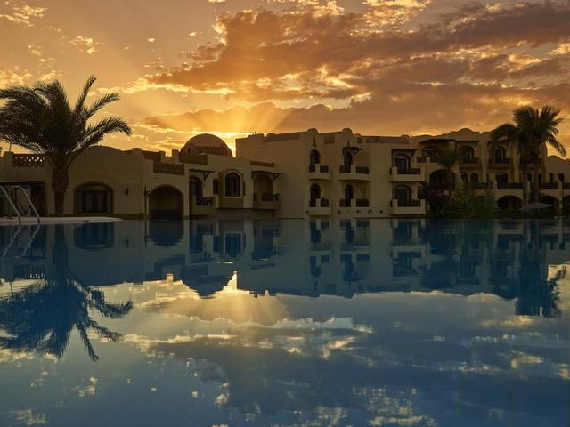 منظر غروب الشمس من فندق دوار العمدة في الجونة