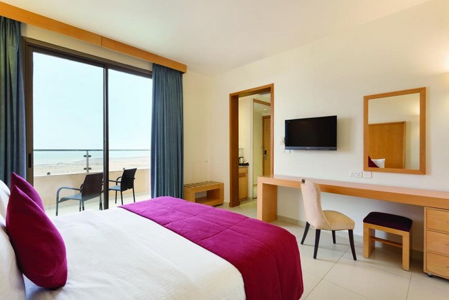 اجمل فندق في البحر الميت تتمتع بإطلالة جذابة من تراس جميل