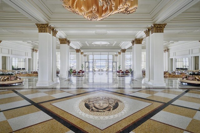 يتميّز اللوبي في فندق بلازو فيرساتشي دبي بتصاميمه ذات الطراز العصري