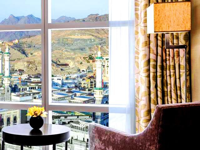 تتمتع عدة فنادق في مكة بإطلالاتٍ مميزة على الحرم والكعبة المشرفة