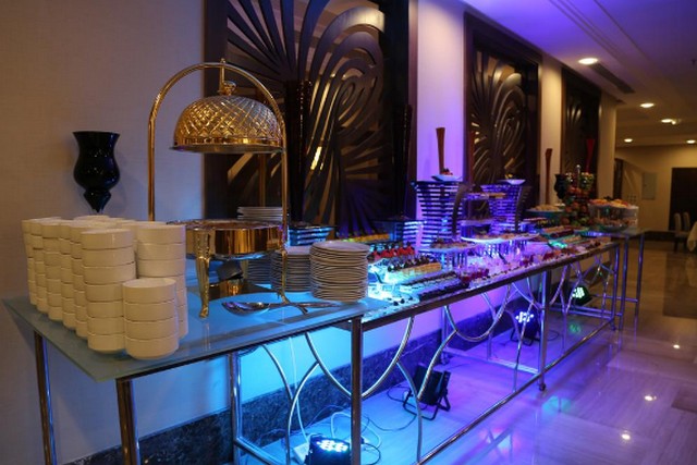 يتضمن فيوليت مكة مطعم يُوفّر المأكولات العالمية.