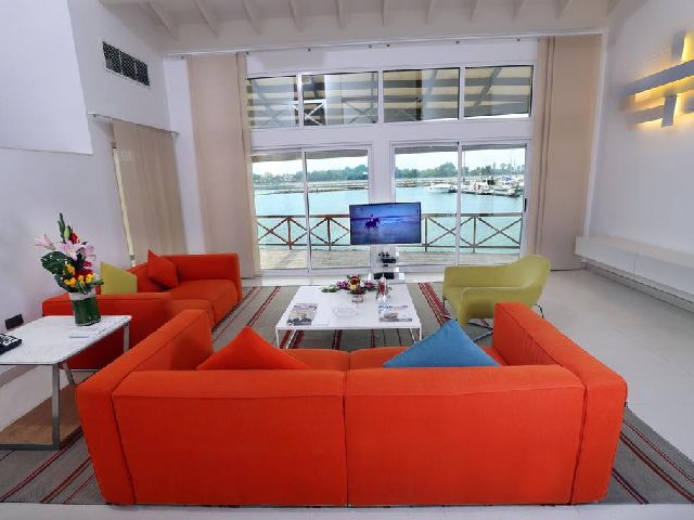 غرفة معيشة في أحد غرف شاليه البندر البحرين