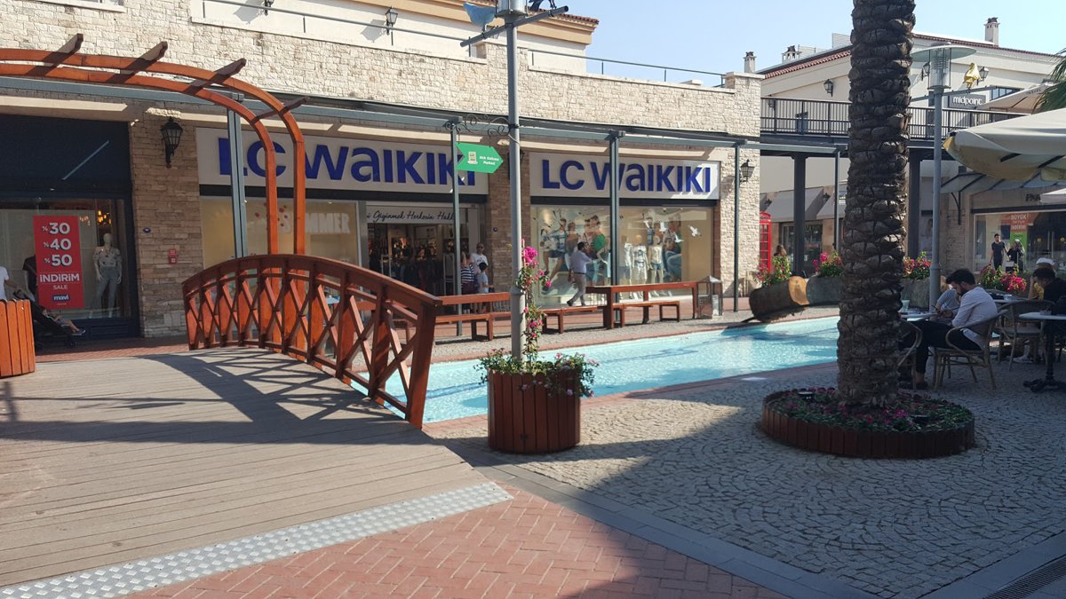 ال سي وايكيكي فورم بورنوفا