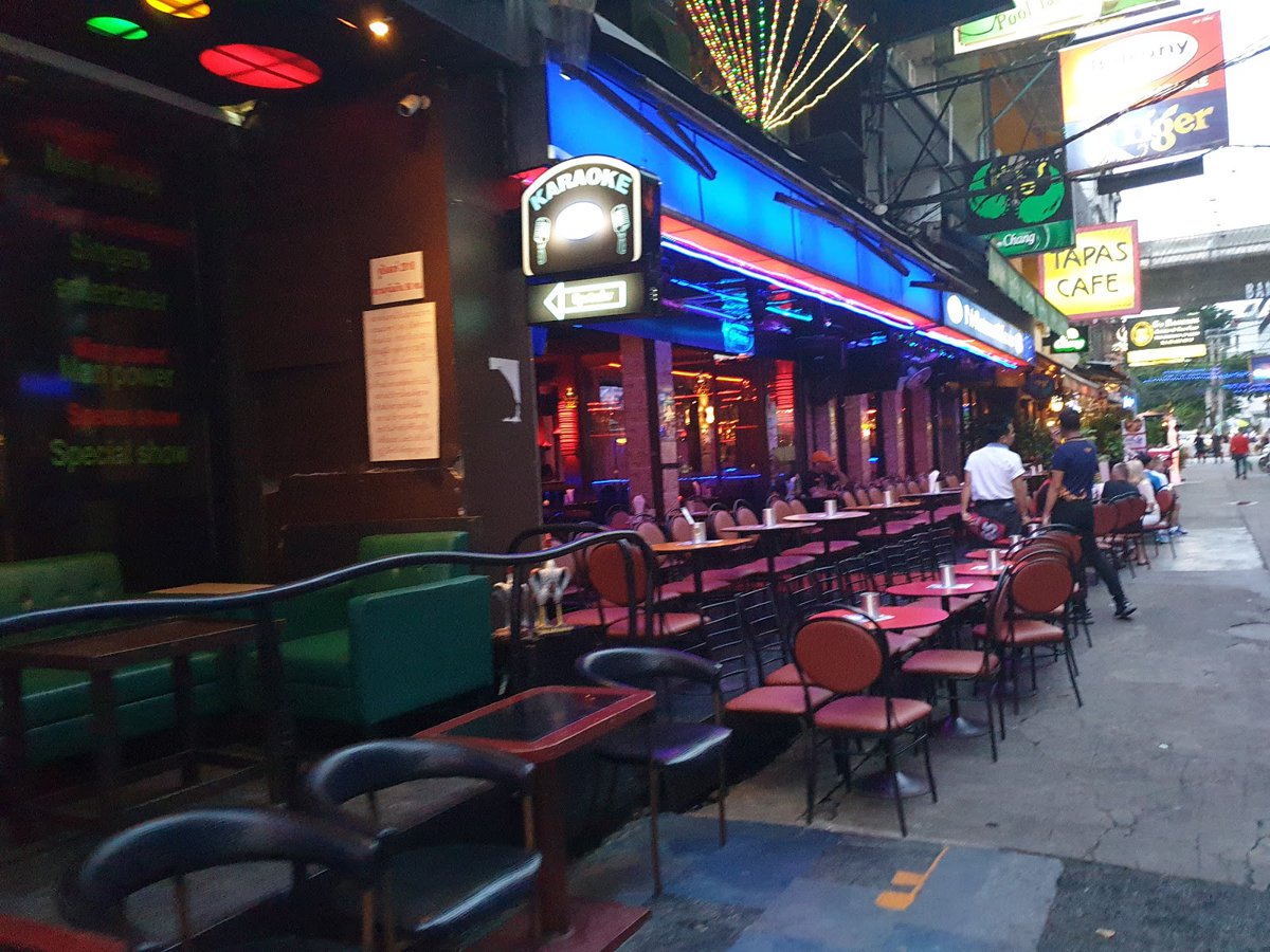 دومينوز بيتزا سيلوم باتبونج