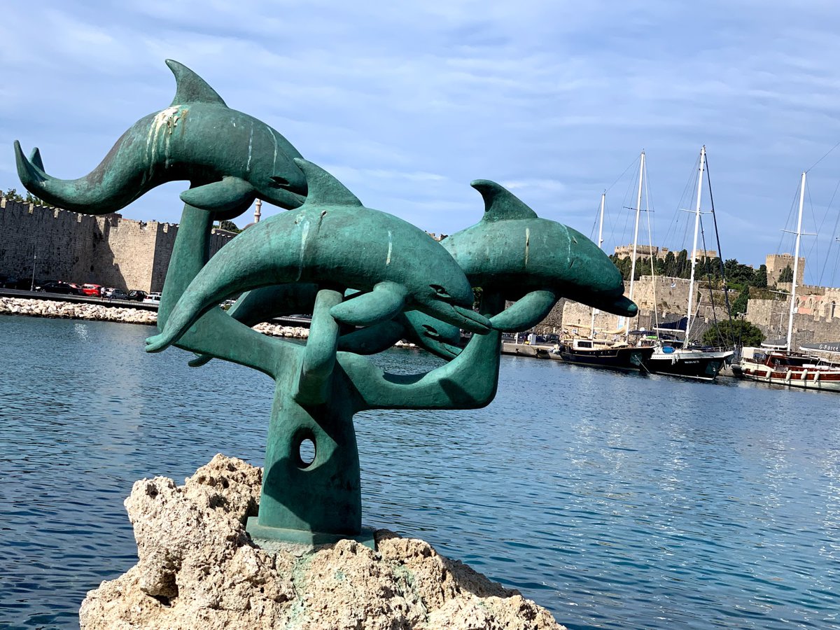 تمثال الدلافين
