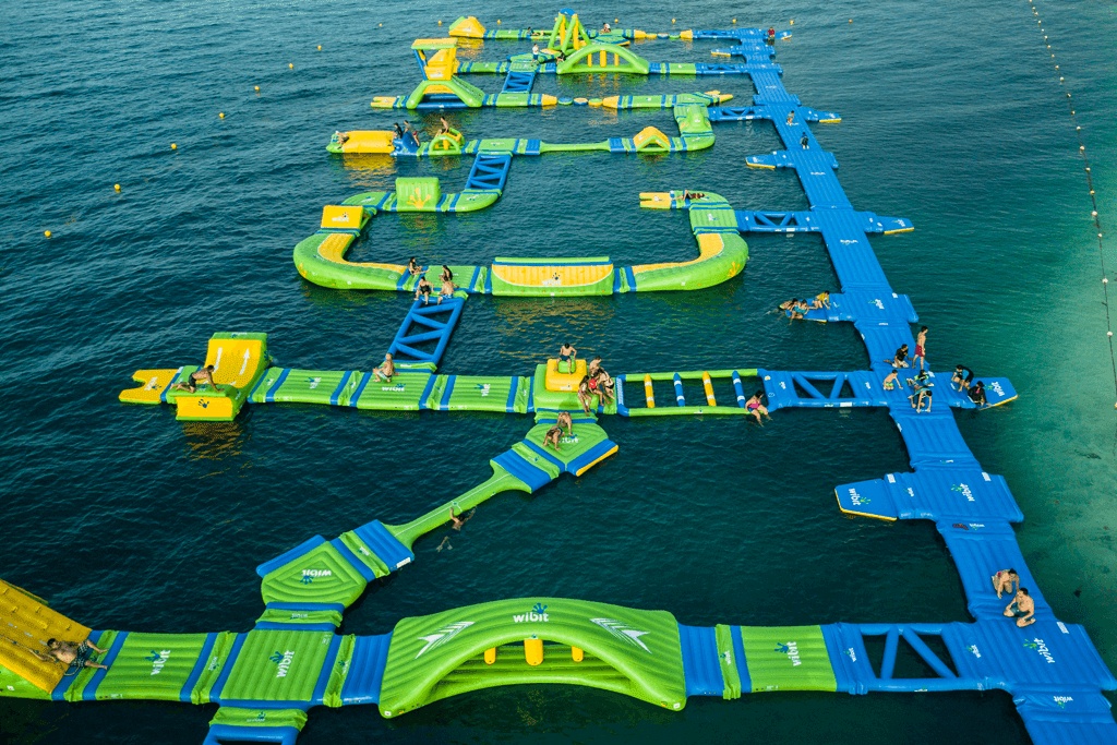 ملاهي متعة الطفو على الماء