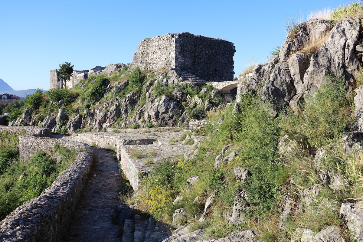 أسوار قلعة أونوغوست