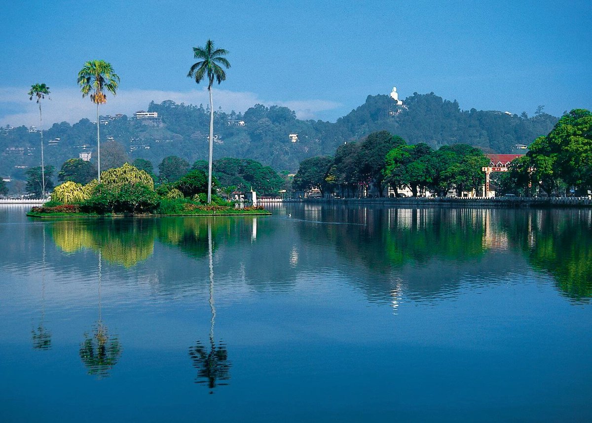 A picture of Kandy Lake