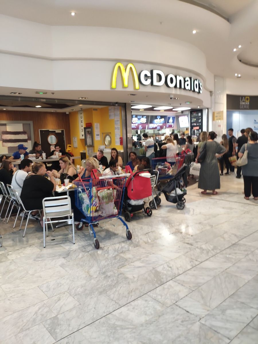 ماكدونالدز مركز جراند ليتورال التجاري