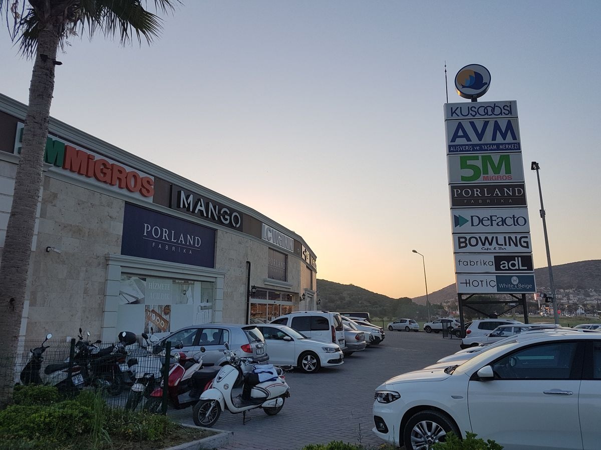 مركز كوساداسي للتسوق