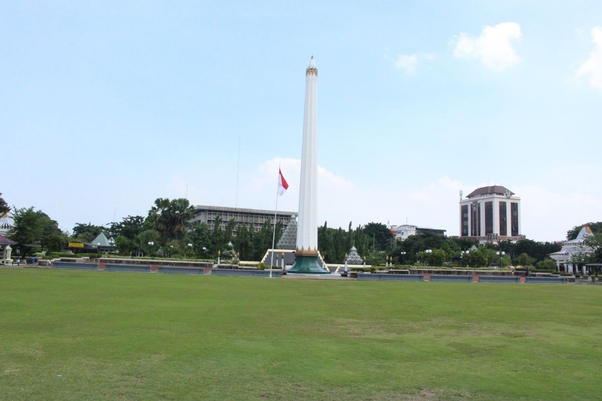A picture of Heroes Monument and 10th November Museum