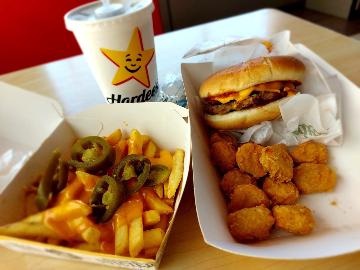 مطاعم هارديز موساديا بلازا