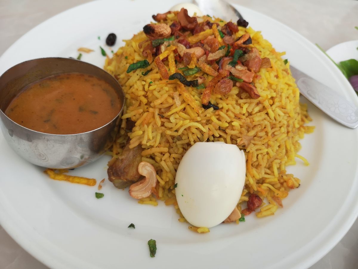 4 مطاعم للاكلات الهندية في صور العمانية ننصح بها