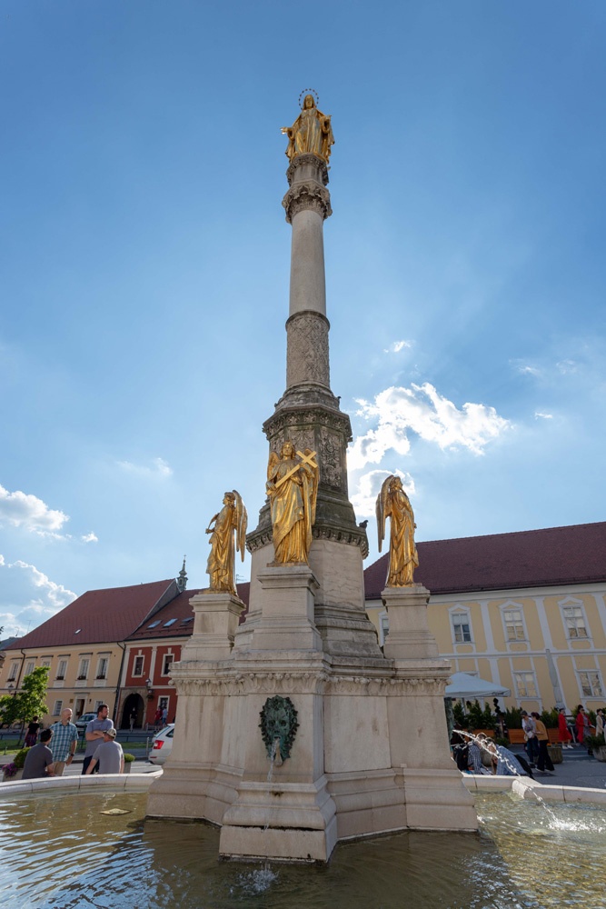 نصب ماري المقدسة