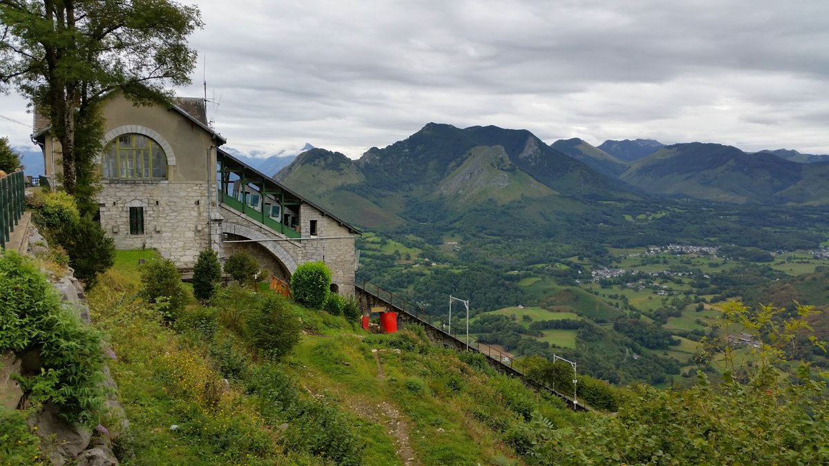 قطار بيك دو جير الجبلي المائل
