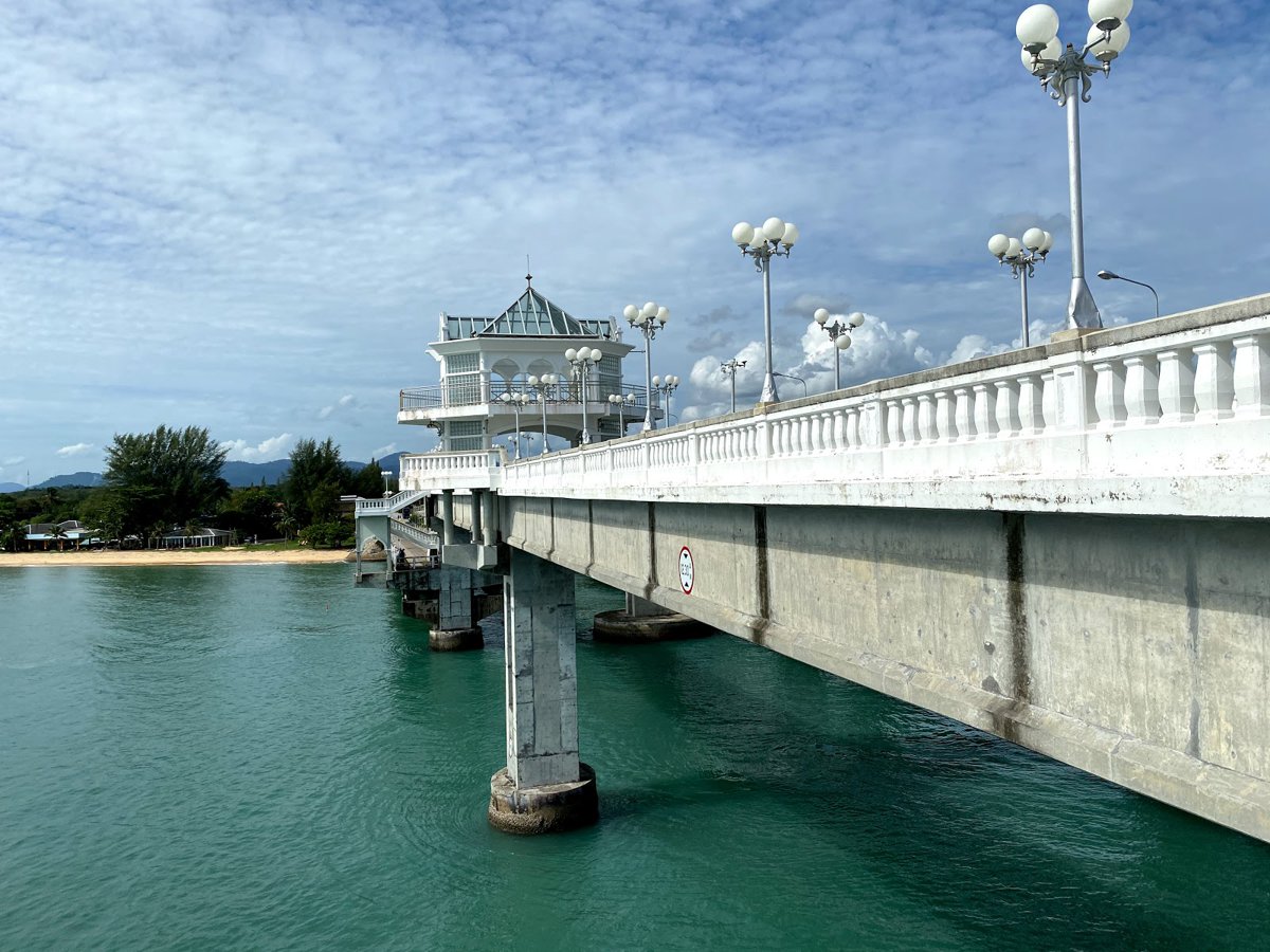 A picture of Sarasin Bridge