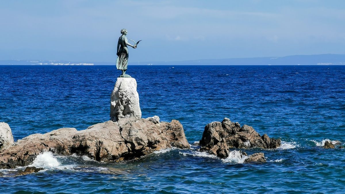 تمثال الفتاة مع النورس