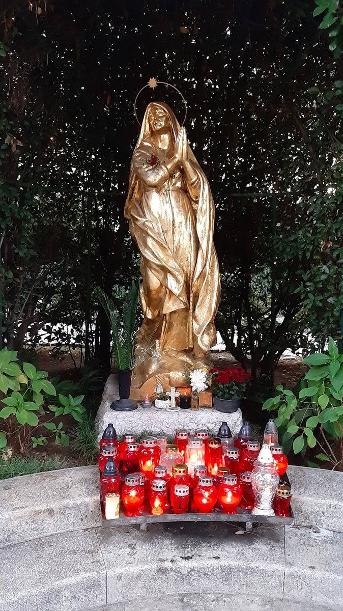 تمثال مادونا ديل ماري